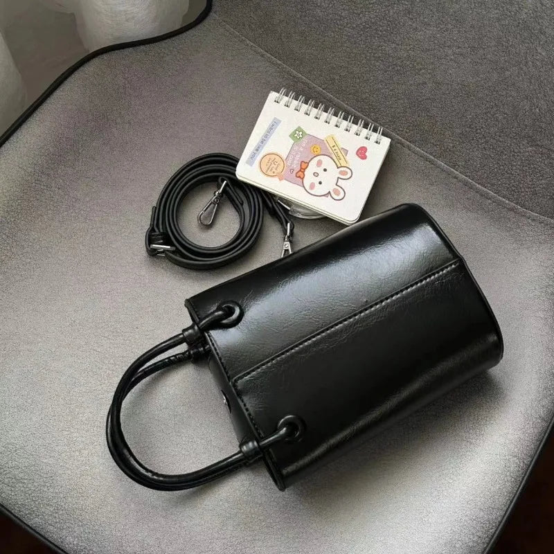 Bucket Shaped Bag. Retro Causal Chic Elegant.