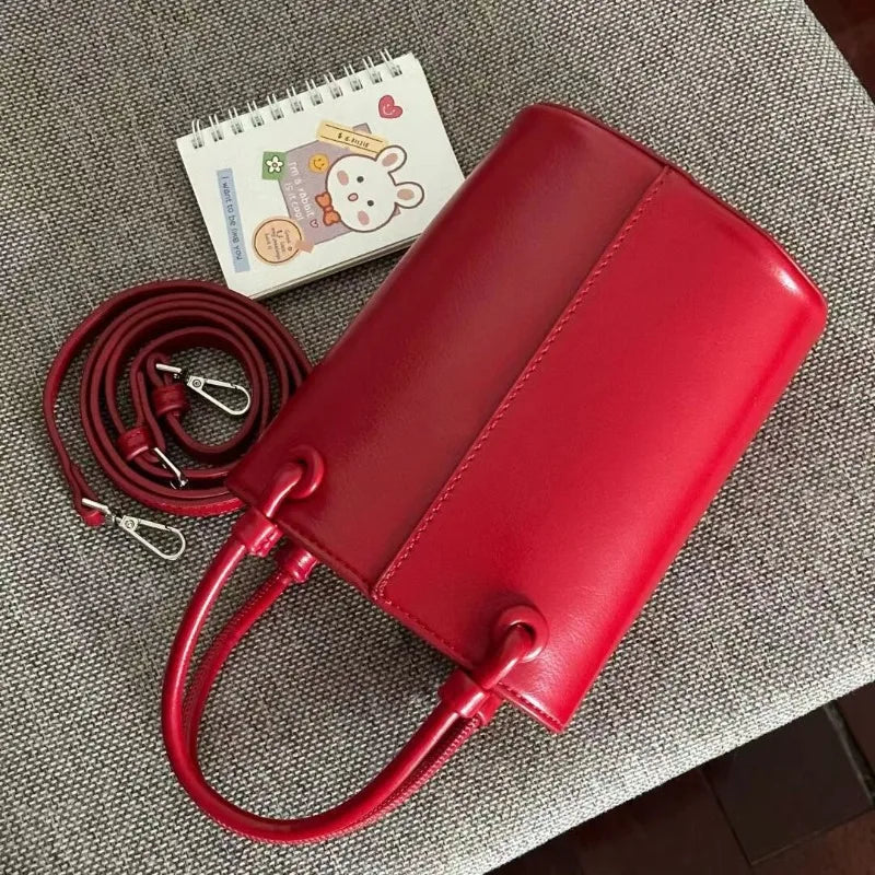 Bucket Shaped Bag. Retro Causal Chic Elegant.