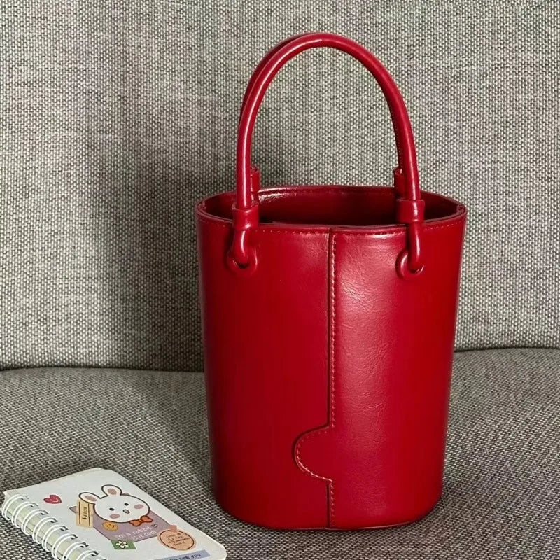 Bucket Shaped Bag. Retro Causal Chic Elegant.